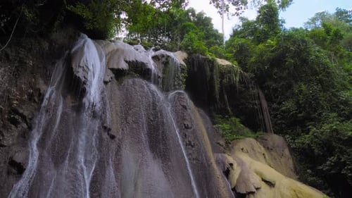 Une cascade époustouflante de War Inkabom sur l'île de Batanta à Raja Ampat, en Indonésie.