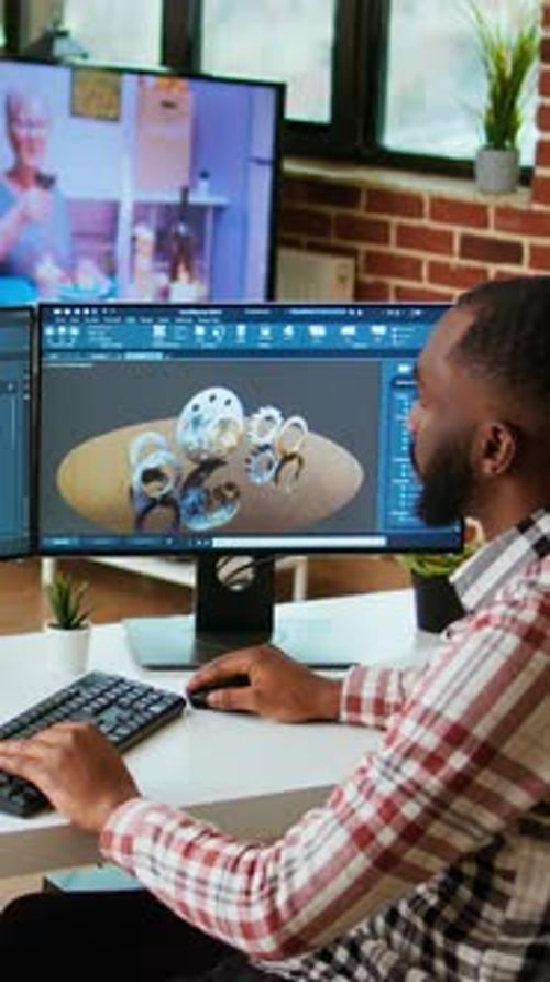 Vidéo verticale Un designer industriel afro-américain travaille sur des prototypes dans un studio de création