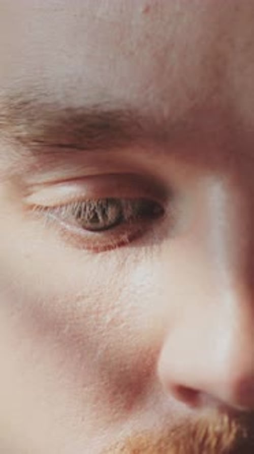 Nahaufnahme eines männlichen Auges: Detail eines grünen Auges eines Mannes, der sich umschaut, aufgenommen mit der RED Epic Camera