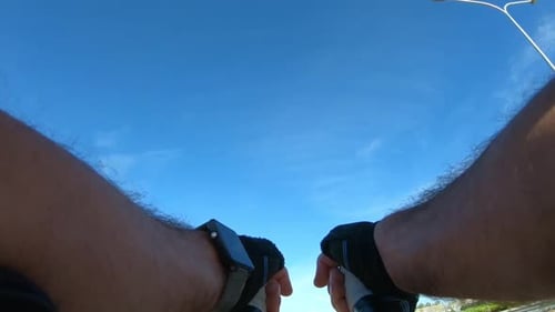 Point de vue unique sur les mains d'un cycliste lorsqu'il fait du vélo.