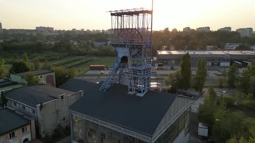 Alter verlassener Minenschacht in der Stadt Siemianowice an Sommertagen, Schwerindustrie, Fördergebiet -4K