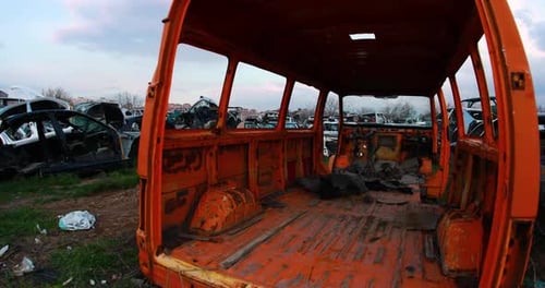Autoabladeplatz. Verlassenes, zerstörtes, altes, rostiges Auto auf dem Schrottplatz
.