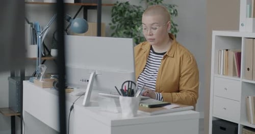 Asiatische IT-Spezialistin, die mit Computer arbeitet und sich auf Softwareentwicklung im Büro konzentriert