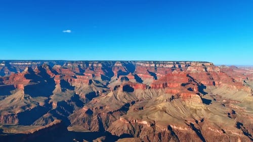 Weitläufiger Canyonhorizont bei Tageslicht. Eine riesige offene Schlucht dehnt sich bei Tageslicht in die Ferne aus.