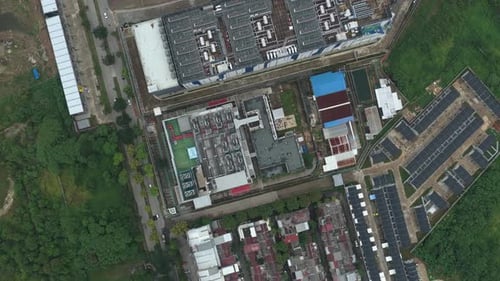 Vista aérea de Nadir de instalações de data center de grande escala e torres de resfriamento na Ásia