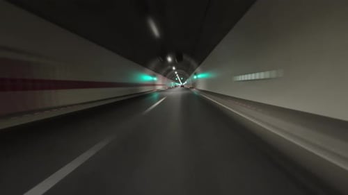 Autofahren auf Autobahn und Tunnel bei Nacht