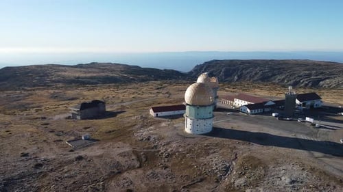 Vue aérienne de l'observatoire de Torre sur la Serra da Estrela, au Portugal. Survolant les stations radar
,