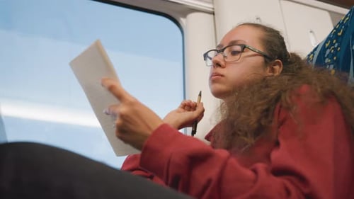 Interprète féminine vocalisant un dialogue intérieur avec une concentration concentrée, jeune femme enthousiaste