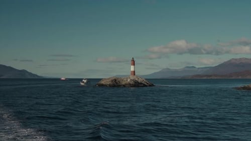 Rot-weißer Leuchtturm in der Mitte des Ozeans. Beagle-Kanal in Patagonien
| Argentinien | Navigation