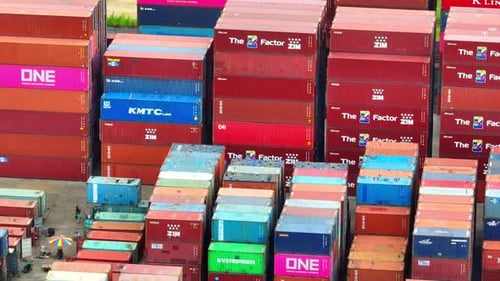 Ein Containerplatz voller Aktivitäten.