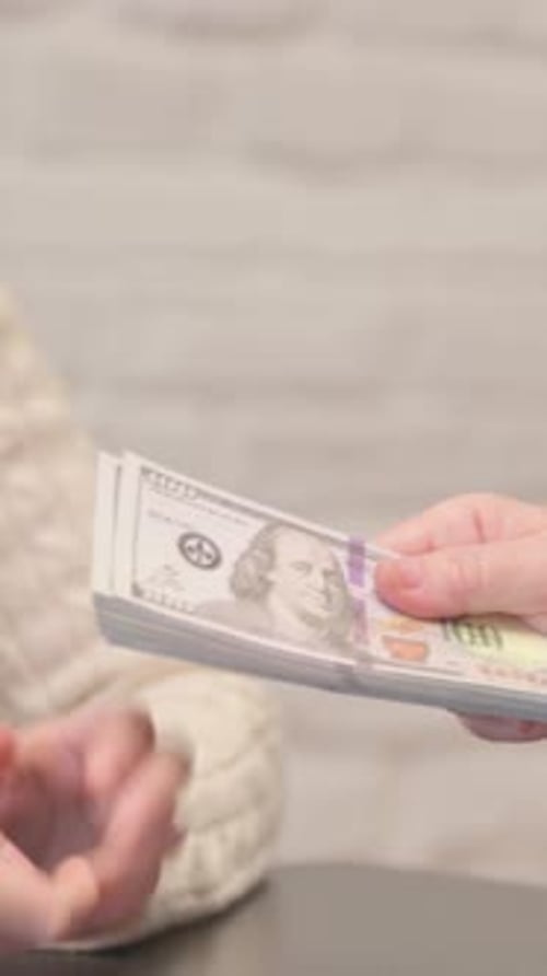 Ältere Frau gibt junger Frau Geld