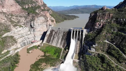 Presa Luis Donaldo Colosio (Huites), Choix, Sinaloa, México. Apertura de compuertas. Diciembre de 20