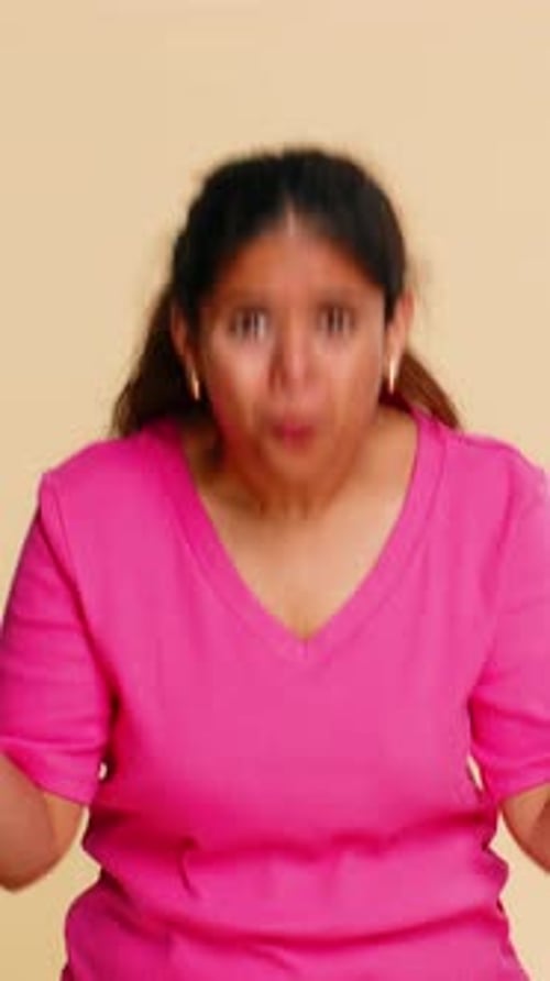 Jeune femme indienne exprimant son choc et sa surprise, les mains écartées émotionnellement, demandant ce qui s'est passé