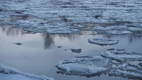 La fonte de la banquise dans les eaux bleues froides de la rivière