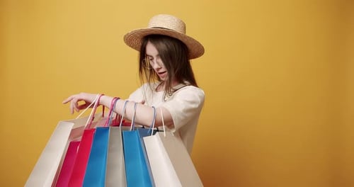 Femme accro au shopping avec des sacs en papier colorés
