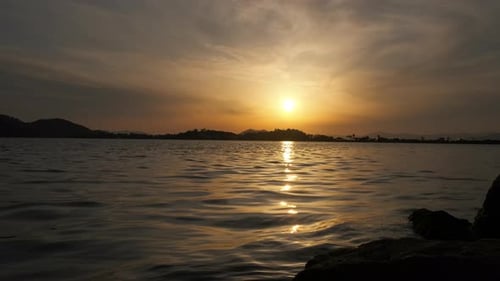 Caminho ensolarado para o mar