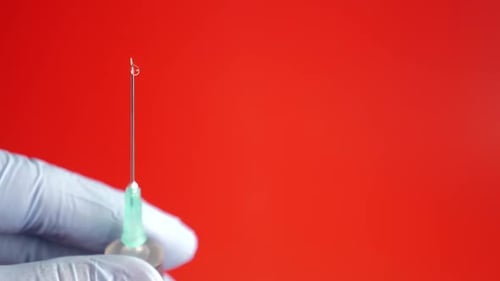 M56, Für die Injektion wird eine medizinische Spritze vorbereitet, sodass die Lösung von der Nadel tropft. Admins