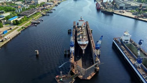 Luftaufnahme eines riesigen Frachtschiffs bei der Reparatur im Trockendock