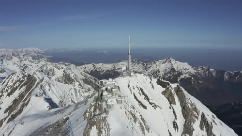 Vue aérienne de l'observatoire astronomique du Pic du Midi - Situé au sommet des Pyrénées R