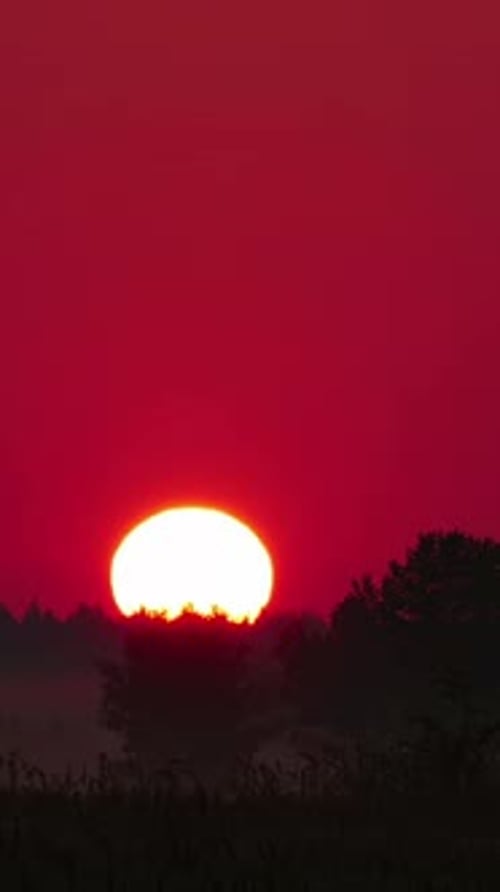 Vertikaler Bildschirm, Sonnenuntergang oder Sonnenaufgang, Zeitraffer, tolle Farben