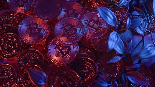 des dollars dorés et des pièces cryptographiques en bitcoins