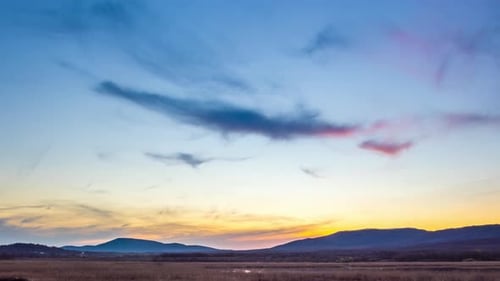 Blick auf den Sonnenuntergangshimmel mit Wolken über dem Balkangebirge und der Schwarzmeerbucht in Strandnähe