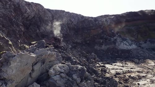 Schwefeldampfgase aus den Felsen eines aktiven vulkanischen Lavafeldes in der Nähe von Grindavik, Island.