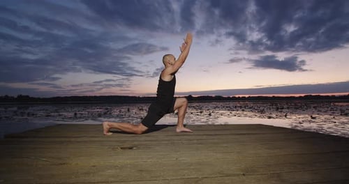 Eine Person dehnt die Muskeln der Wirbelsäule Yoga am Strand