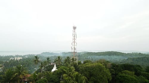 Vista aérea de una torre celular en una isla tropical en medio de una densa vegetación La infraestructura tecnológica permite las telecomunicaciones