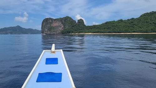 Bootsfahrt vor unbewohnter tropischer Insel und Strand