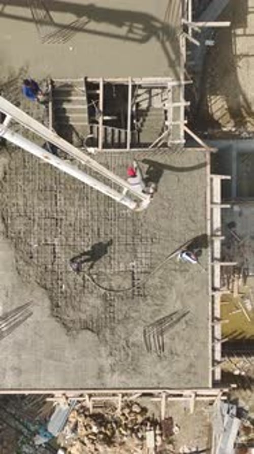 Vídeo vertical: El equipo de construcción y el equipo pesado trabajan juntos en las tareas del sitio