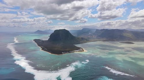 Weitwinkelaufnahme der berühmten Unterwasser-Wasserfall-Illusion auf Mauritius.