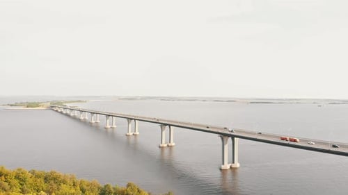Eine Verbindungsbrücke über den Fluss