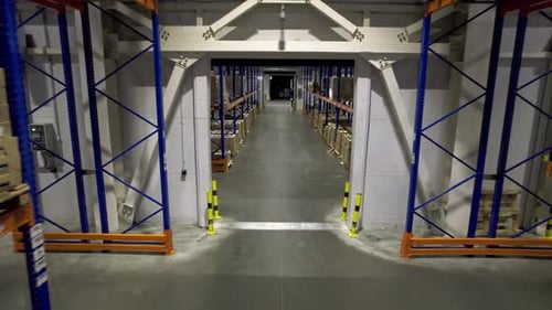 Boîtes stockées sur des étagères à l'intérieur d'un vaste espace de rangement industriel