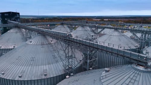 Metallkonstruktion, die große Silotanks an den Spitzen verbindet.