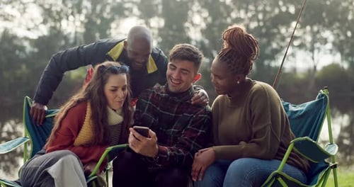 Acampamento, amigos e pessoas com telefone na natureza em férias ao ar livre, férias e aventura