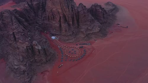 Luftaufnahme des dramatisch Sonnenuntergangs über der Wüste Wadi Rum, Jordanien.