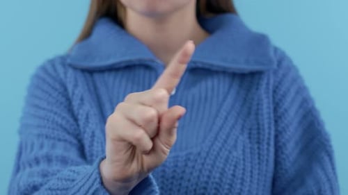 Mujer irreconocible que muestra un gesto de rechazo con el dedo alto