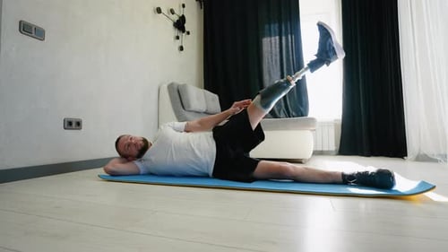 Un hombre con una pierna protésica haciendo ejercicios de rehabilitación