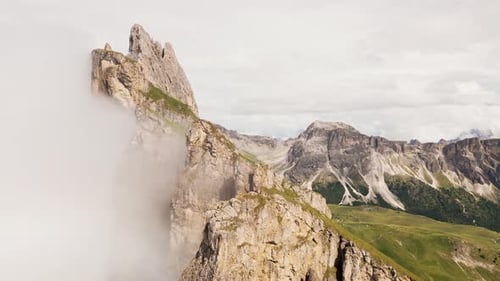 Seceda Ridge Odle Peaks dans les Dolomites (survol)