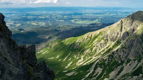 Superbe timelapse du paysage des Tatras avec des falaises luxuriantes et un lac