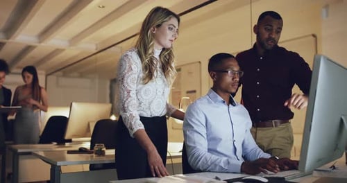 Séquence vidéo 4K montrant des hommes d'affaires travaillant ensemble au bureau