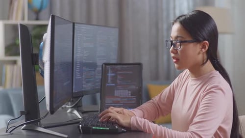 Programadora adolescente asiática com um tablet criando engenheira de software desenvolvendo aplicativo, programa