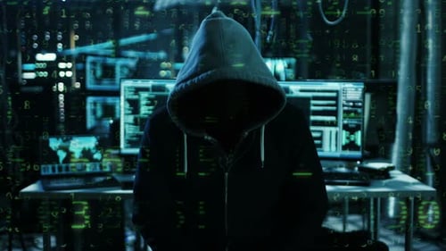 Hacker perigoso, procurado internacionalmente, com o rosto coberto, fala para a câmera com Rraining Numbe