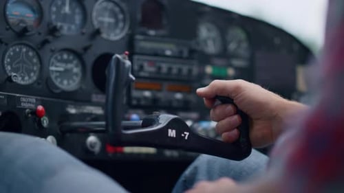 Flieger dreht Lenkrad Privatflugzeug-Cockpit auf Flugplatz Nahaufnahme