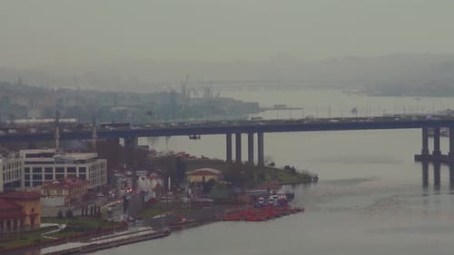 Ein Blick auf einen bewölkten Tag über dem Bosporus zwischen Asien und Europa in Istanbul, Türkei.