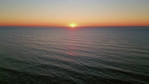 Goldener Sonnenuntergang, Meereshorizont, Luftaufnahme, gelbe Skyline, Blick aufs Meer