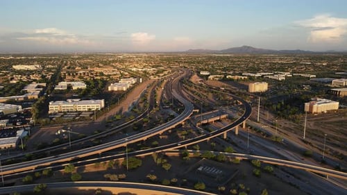 4K-Luftbild des geschäftigen Verkehrs an einem Autobahnkreuz in Arizona, Straßenkreuzung der Highway 101 und 202 in