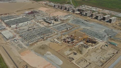 Sitio de construcción industrial con equipo de construcción