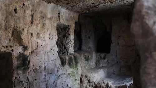 Vue rare des chambres d'une ancienne nécropole romaine à Anavargos Paphos, à Chypre.
